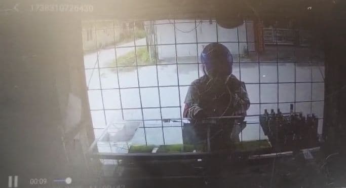 terekam_cctv_art_curi_atm_majikan_di_asahan_hingga_kuras_puluhan_juta