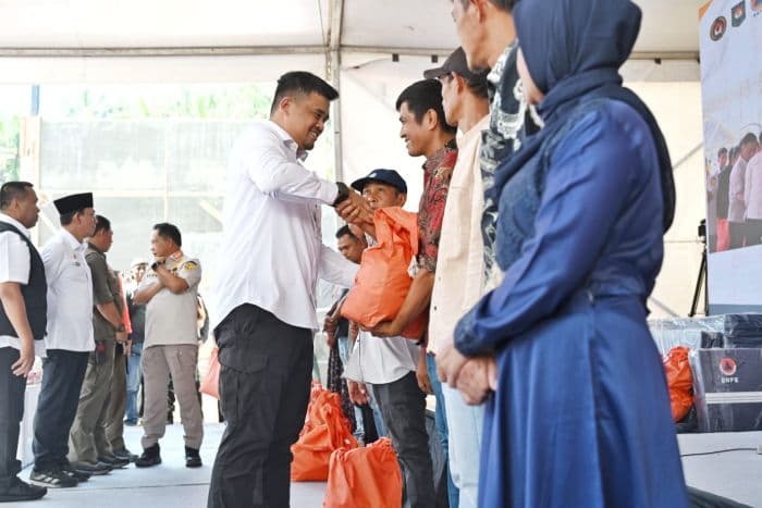 mendagri_resmikan_huntara_bobby_kalau_perlu_kita_sewa_hotel_