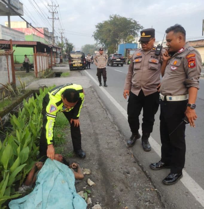 perempuan_tewas_di_pinggir_jalan_medan_binjai_diduga_korban_tabrak_lari