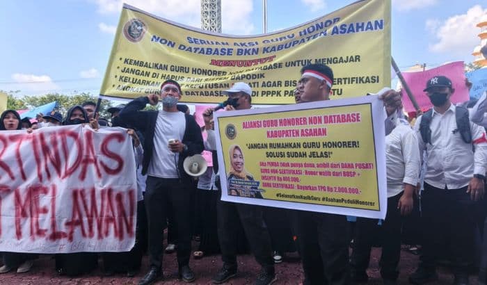 ratusan_guru_honorer_asahan_demo_di_kantor_bupati_terancam_kehilangan_pekerjaan