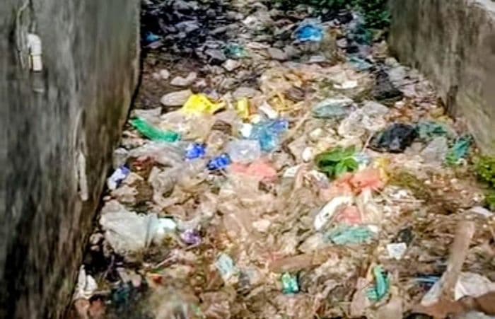 sampah_menumpuk_di_pasar_pagi_tanjung_tiram_meski_retribusi_tetap_dikutip