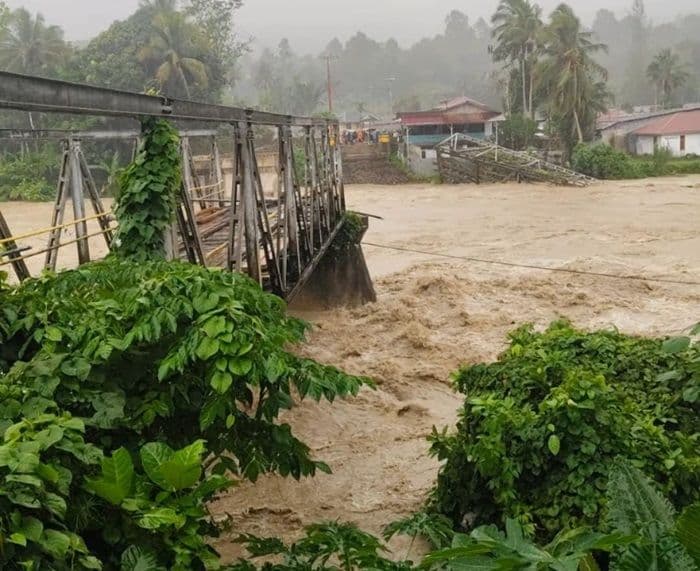 bupati_nias_barat_pantau_jembatan_yang_terputus_rp30_m_sudah_tersedia