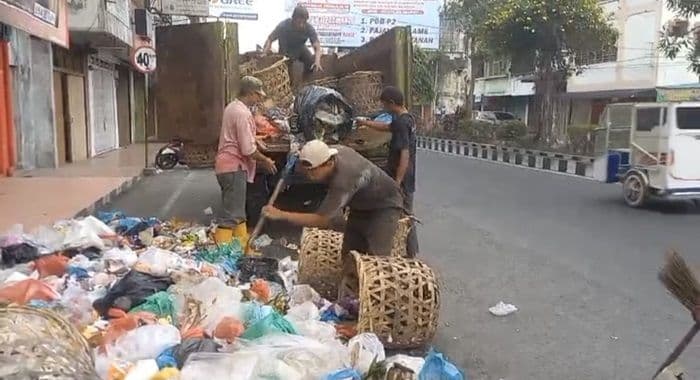 gaji_tertunggak_dibayar_petugas_bersihkan_tumpukan_sampah_di_binjai