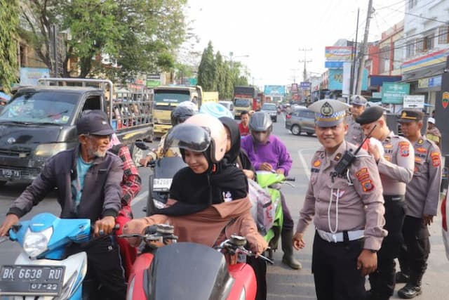 polres_langkat_bagikan_takjil_untuk_pengguna_jalan