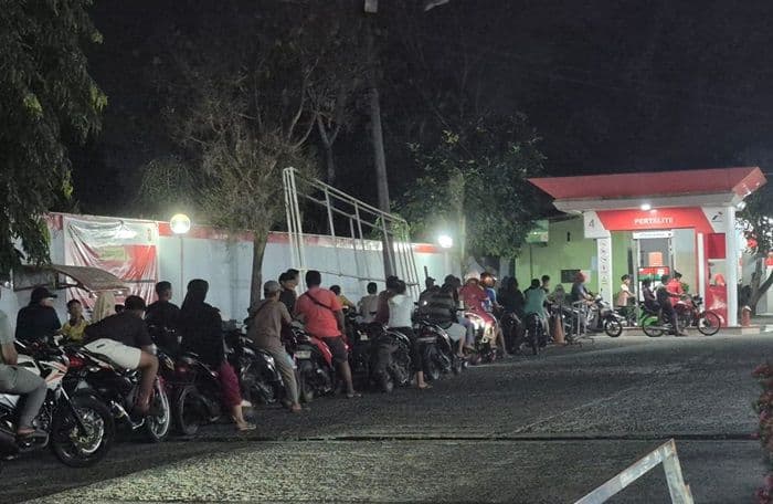 antrean_bbm_mengular_di_spbu_binjai_warga_khawatir_dampak_gejolak_perang_timur_tengah
