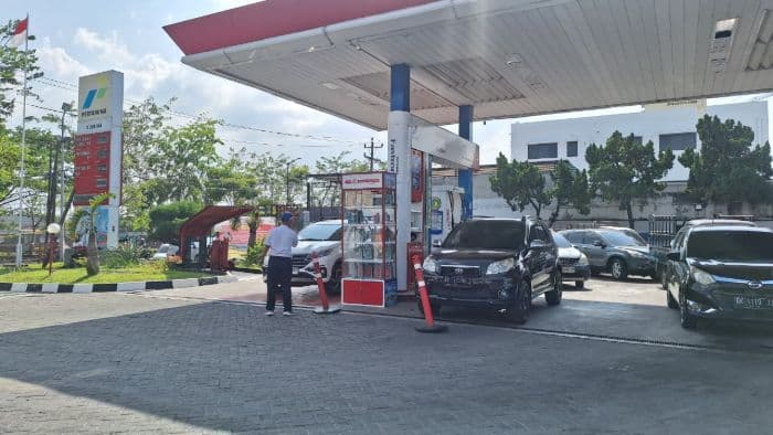 antrean_kendaraan_padati_spbu_gatot_subroto_medan_pengendara_keluhkan_waktu_tunggu