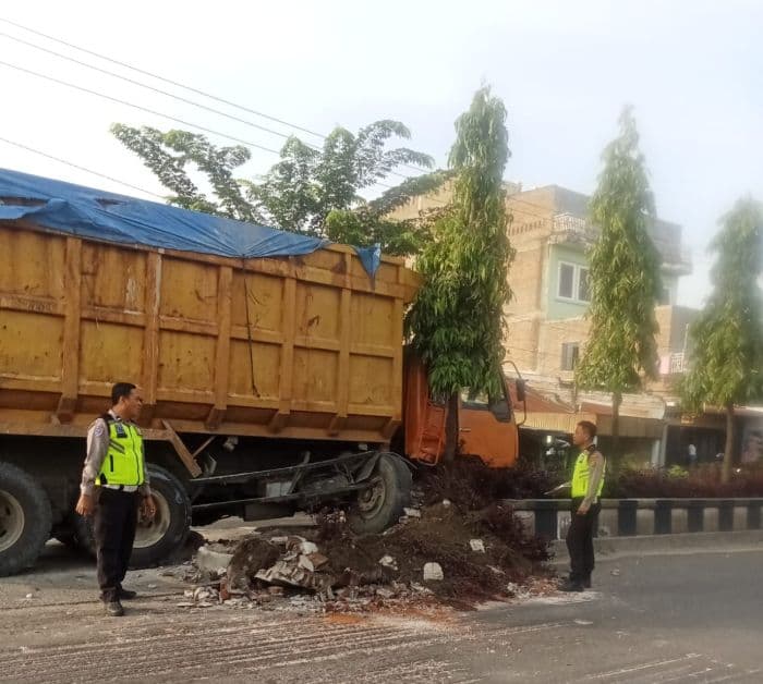 diduga_sopir_mengantuk_truk_tabrak_pembatas_jalan_di_lubuk_pakam