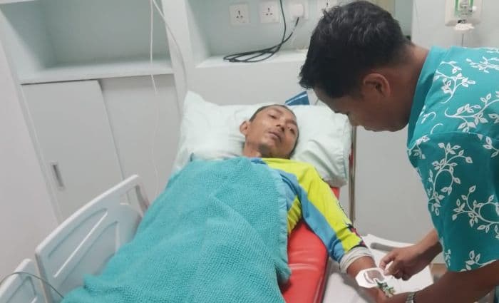 ditabrak_sedan_lexus_dari_belakang_suami_pengendara_motor_patah_tulang_