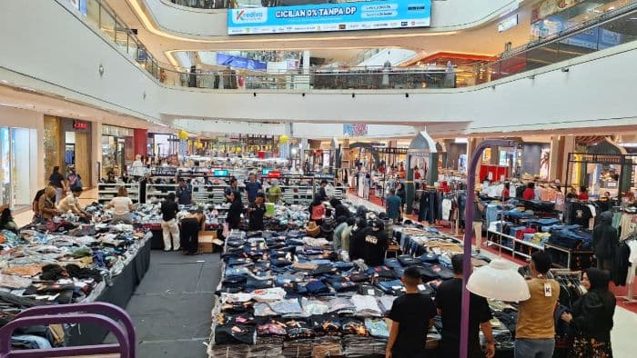 jelang_lebaran_pengunjung_mulai_padati_pusat_perbelanjaan_di_kota_medan