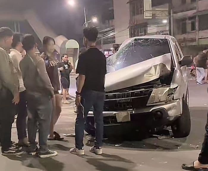mobil_tabrak_pohon_di_jalan_gatot_subroto_medan