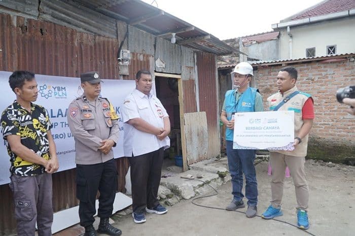 pln_up3_pematangsiantar_nyalakan_harapan_di_ramadan_10_rumah_warga_dapat_sambungan_listrik_gratis