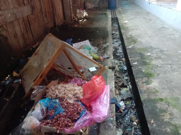 sampah_menumpuk_dan_selokan_tergenang_pasar_porsea_dikeluhkan_warga