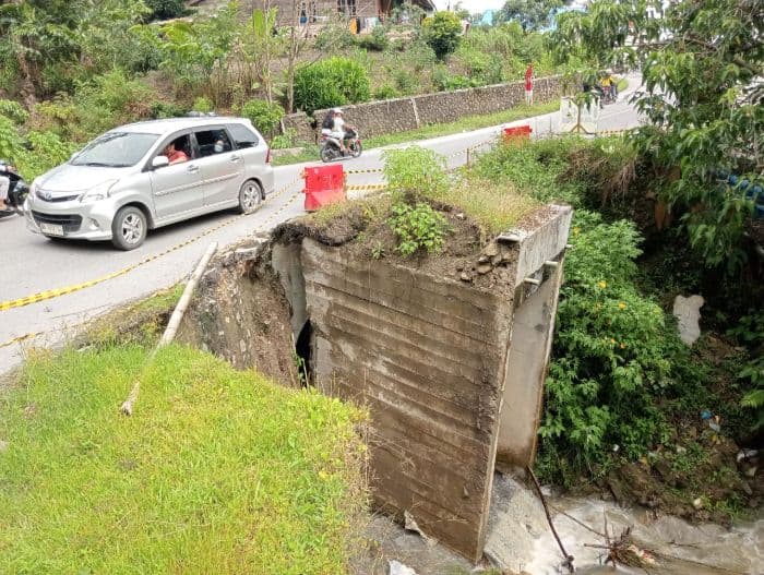 jalan_di_binanga_sisodang_samosir_amblas
