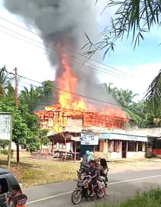 rumah_makan_lubers_di_sorkam_terbakar