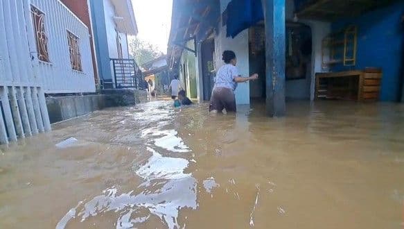 sungai_cimanceuri_meluap_ratusan_rumah_di_tangerang_terendam_banjir_hingga_satu_meter