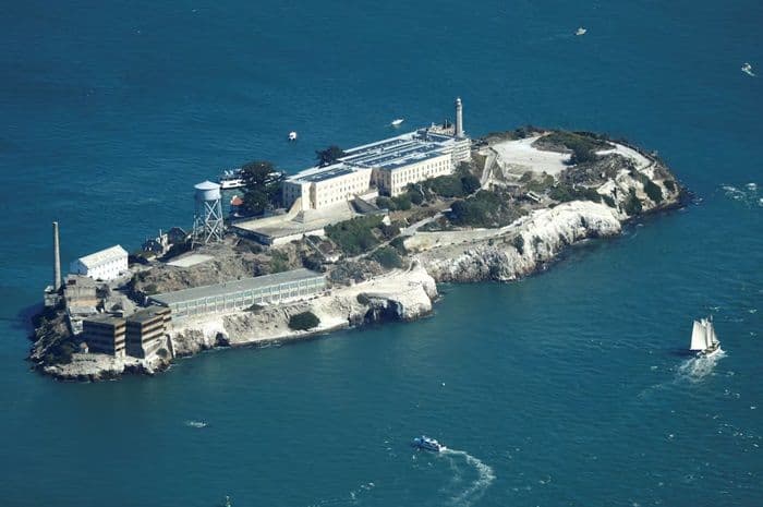 penjara_alcatraz_akan_dibuka_lagi_trump_ingin_tahan_penjahat_paling_kejam