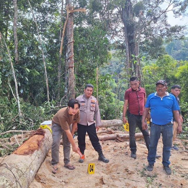 polisi_pasang_police_line_di_lokasi_kecelakaan_kerja_di_partuntungan_tapsel