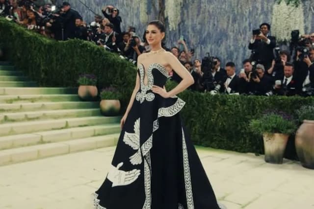 anne_hathaway_tampil_artistik_di_met_gala_2026_dengan_gaun_lukisan_tangan