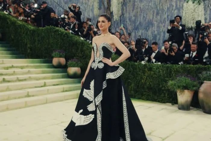 anne_hathaway_tampil_artistik_di_met_gala_2026_dengan_gaun_lukisan_tangan