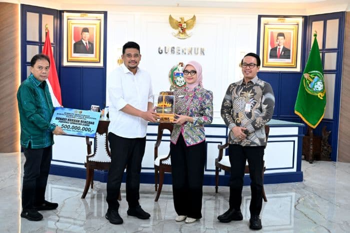 bobby_nasution_terima_bantuan_pemprov_lampung_untuk_korban_bencana_di_sumut