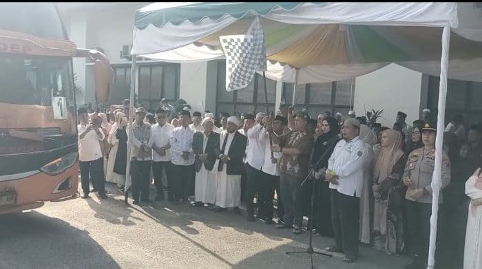 diiringi_azan_bupati_labura_lepas_115_jemah_calon_haji