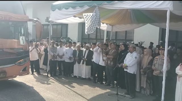 diiringi_azan_bupati_labura_lepas_115_jemah_calon_haji