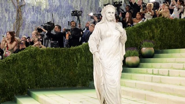 heidi_klum_tampil_menyerupai_patung_di_met_gala_2026