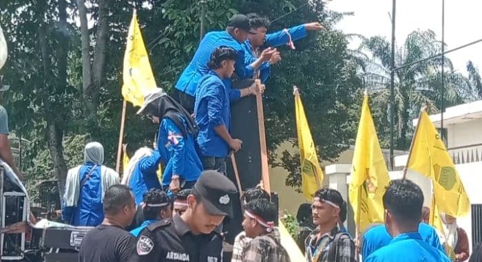mahasiswa_demo_kantor_pn_sibuhuan_soroti_vonis_kasus_narkotika