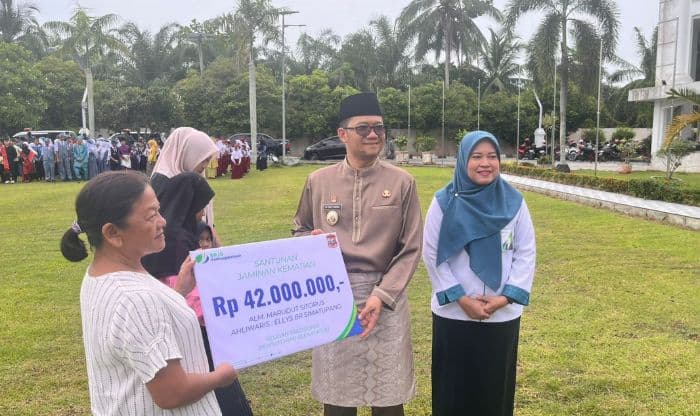 wakil_wali_kota_tanjungbalai_serahkan_santunan_bpjs_ketenagakerjaan