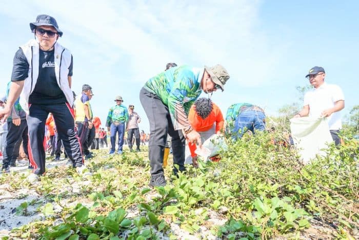 bupati_batu_bara_baharuddin_siagian_pimpin_aksi_bersih_pantai_belacan_