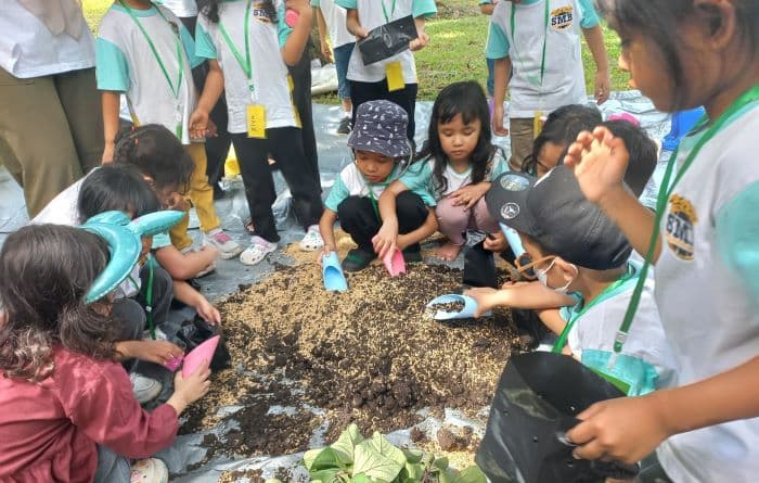 poktan_taruna_ajak_anak_tk_belajar_berkebun_tanamkan_kemandirian_pangan_sejak_dini