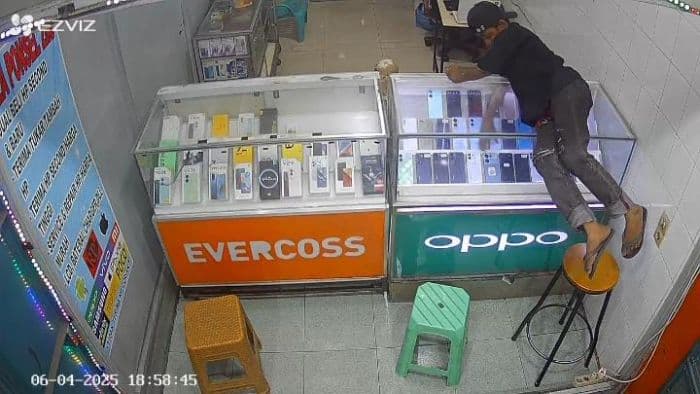 remaja_curi_tiga_handphone_di_konter_jalan_williem_iskandar_terekam_cctv_