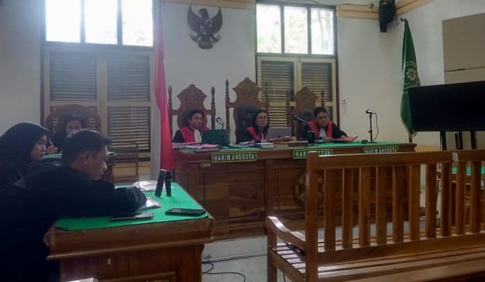 sakit_hati_diputusi_pacar_pria_lempar_molotov_ke_warnet_diadili_di_pn_medan_