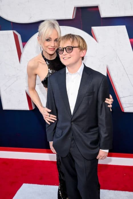 anna_faris_tampil_memukau_bersama_putranya_jack_pratt_di_premiere_scary_movie_6