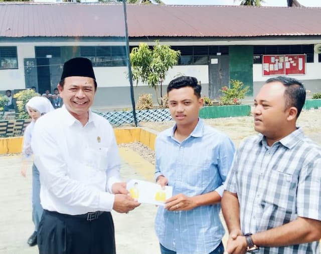 aswin_parinduri_beri_beasiswa_ukt_pada_26_siswa_berprestasi_di_sman_1_kotanopan
