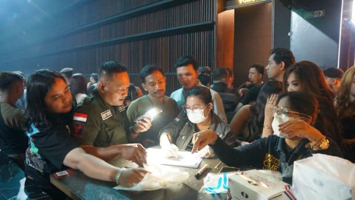 bnn_sumut_razia_sejumlah_thm_satu_pengunjung_positif_narkoba