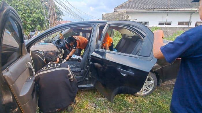 breaking_news_dua_orang_ditemukan_tewas_dalam_mobil_chevrolet_hitam_di_medan_denai