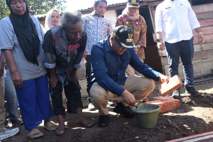 bupati_deli_serdang_serahkan_rumah_layak_huni_dan_sertifikat_tanah_kepada_warga