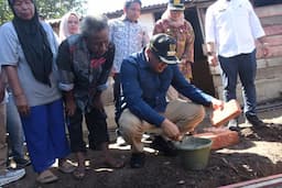 bupati_deli_serdang_serahkan_rumah_layak_huni_dan_sertifikat_tanah_kepada_warga