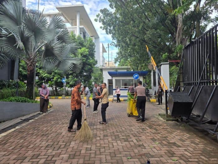gotong_royong_bersihkan_kantor_bakal_jadi_agenda_rutin_di_dprd_medan