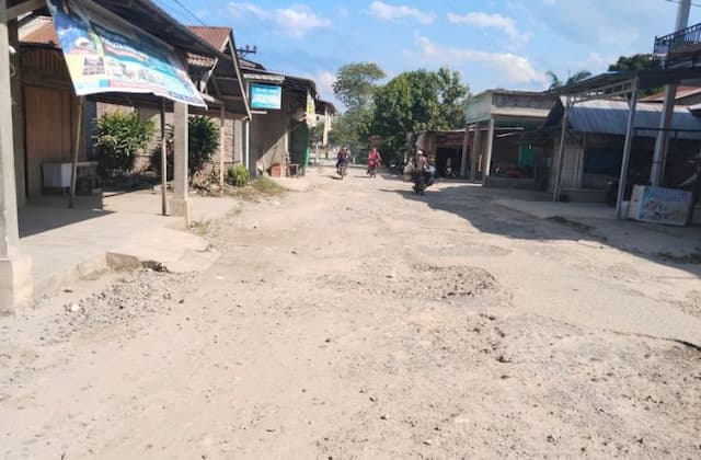 jalan_penghubung_tiga_kecamatan_di_asahan_rusak_parah_warga_minta_segera_diperbaiki