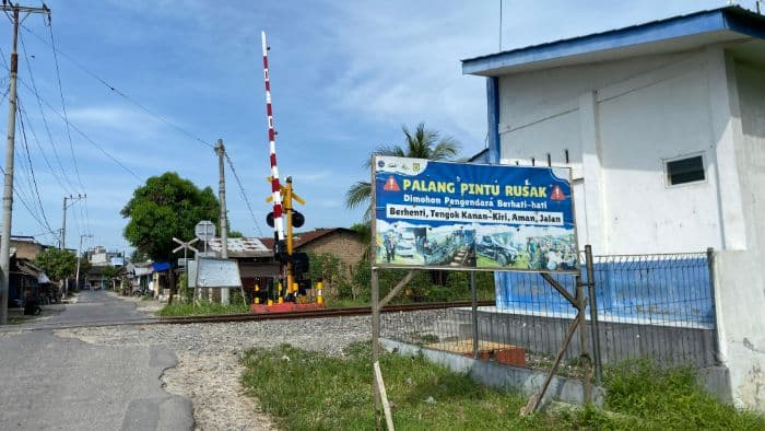 palang_pintu_ka_di_sergai_rusak_bahayakan_warga_dan_wisatawan_pantai_