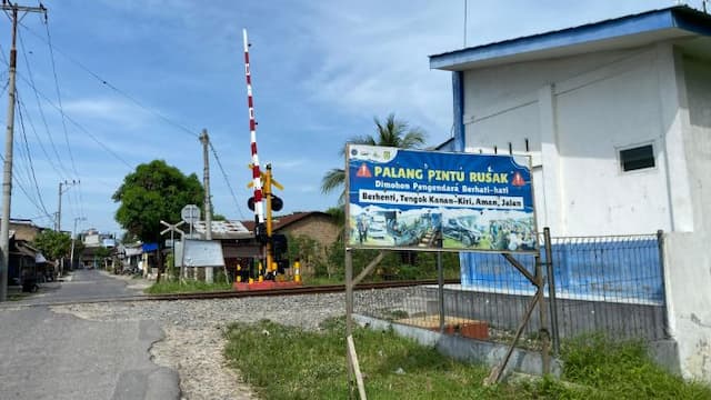 palang_pintu_ka_di_sergai_rusak_bahayakan_warga_dan_wisatawan_pantai_