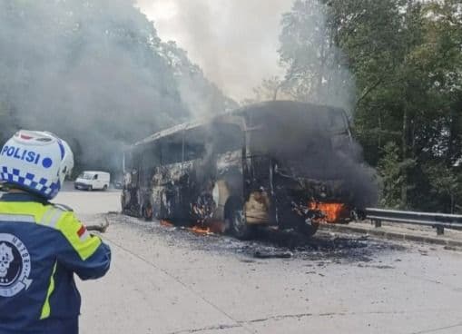 diduga_korsleting_bus_pariwisata_rombongan_emakemak_ludes_terbakar_di_jalan_lintas_sibolangit