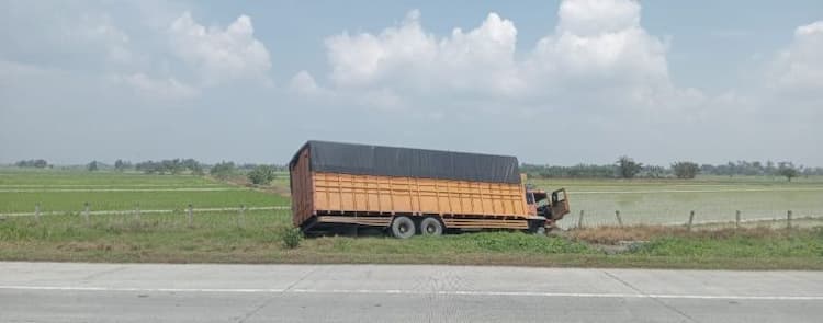 truk_tronton_bermuatan_kelontong_terjun_ke_sawah_di_tol_tebing_tinggi_supir_mengantuk