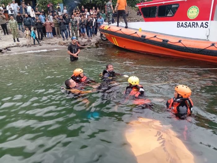 jenazah_wisatawan_ditemukan_di_dasar_danau_toba_silahisabungan_dairi