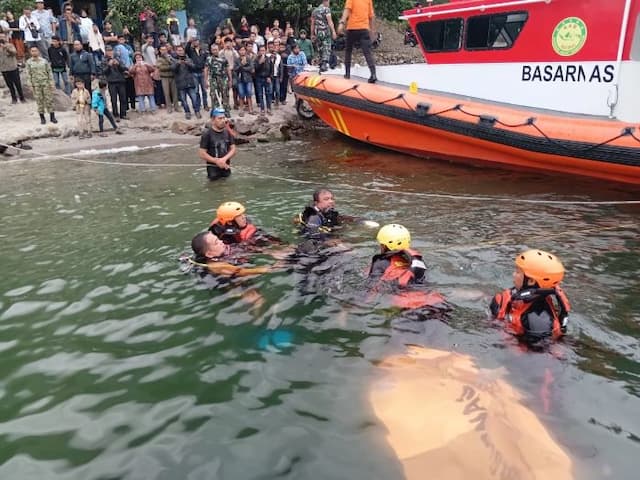 jenazah_wisatawan_ditemukan_di_dasar_danau_toba_silahisabungan_dairi