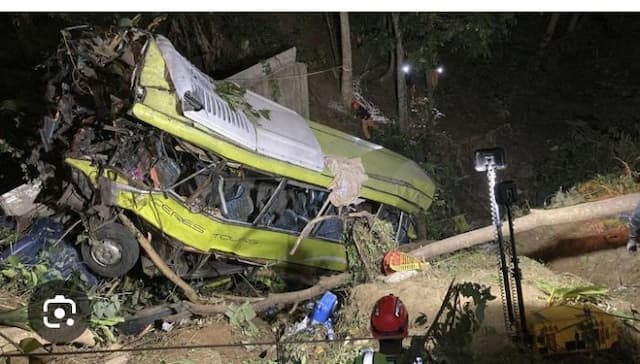 tragis_bus_terjun_ke_jurang_tewaskan_40_orang_penumpang_