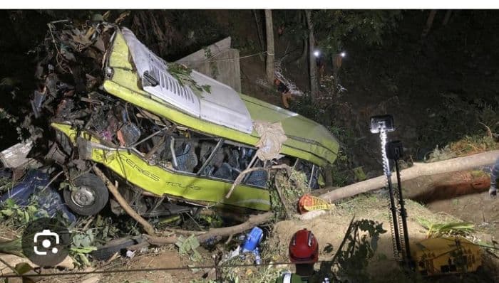 tragis_bus_terjun_ke_jurang_tewaskan_40_orang_penumpang_
