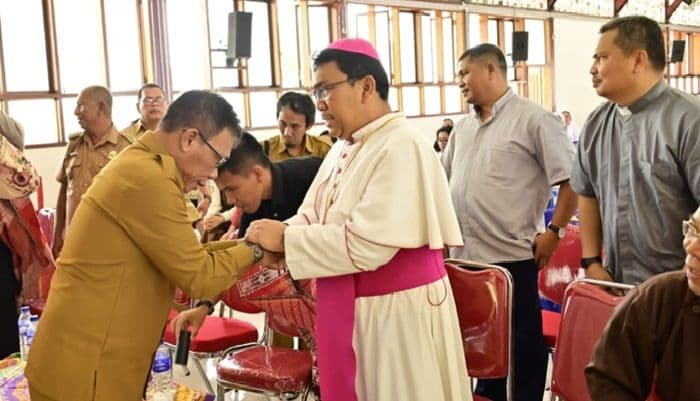 bupati_tapteng_apresiasi_peran_gereja_katolik_dalam_pembangunan_daerah